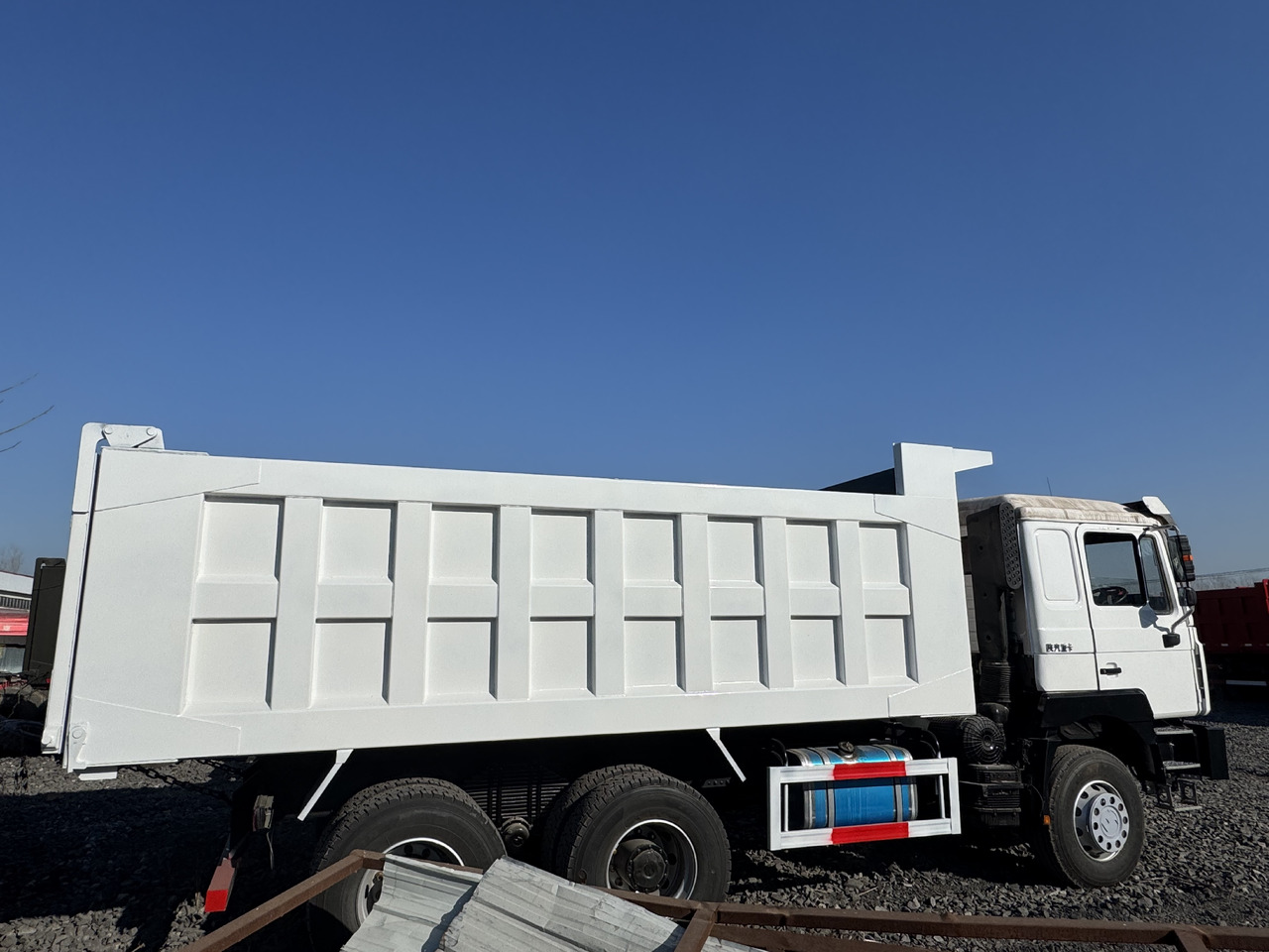 SHACMAN F3000 - Billenőplatós teherautó: 4 kép. SHACMAN F3000 - Billenőplatós teherautó: 4 kép.