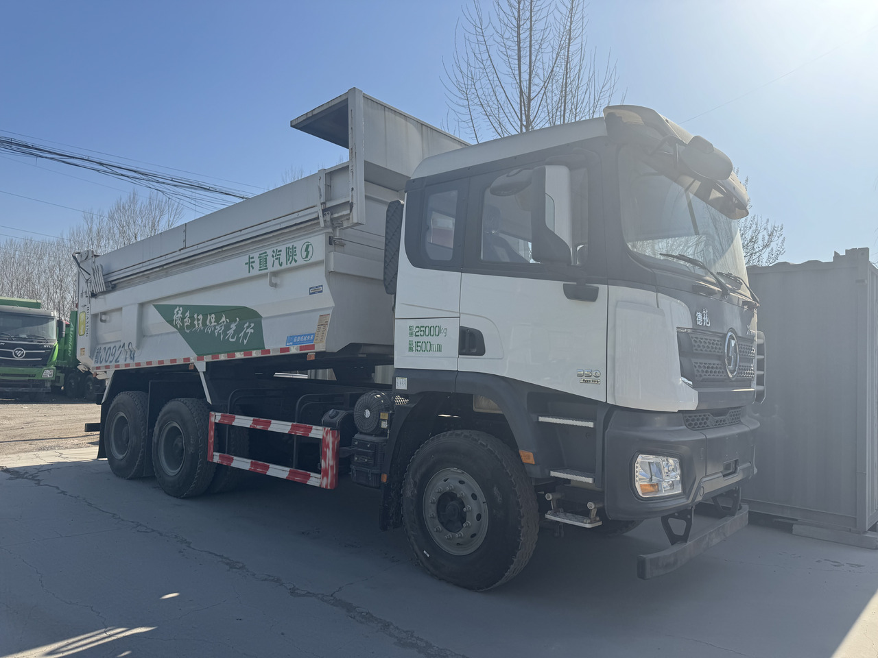 SHACMAN X3000 - Billenőplatós teherautó: 1 kép. SHACMAN X3000 - Billenőplatós teherautó: 1 kép.