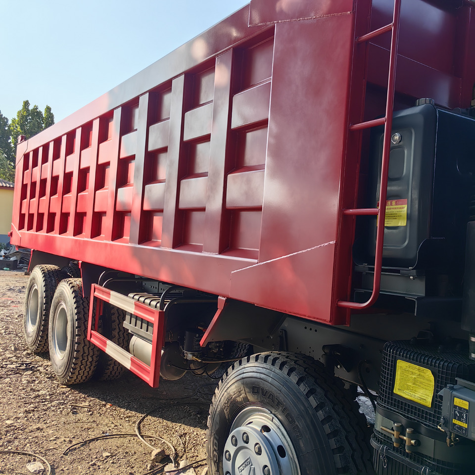 SINOTRUCK HOWO - Billenőplatós teherautó: 3 kép. SINOTRUCK HOWO - Billenőplatós teherautó: 3 kép.