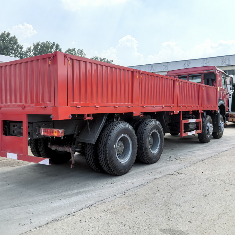 SINOTRUCK HOWO - Platós teherautó: 3 kép. SINOTRUCK HOWO - Platós teherautó: 3 kép.