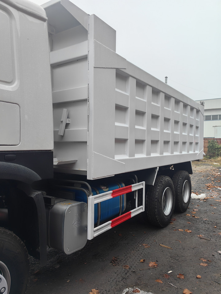 SINOTRUCK HOWO - Billenőplatós teherautó: 4 kép. SINOTRUCK HOWO - Billenőplatós teherautó: 4 kép.
