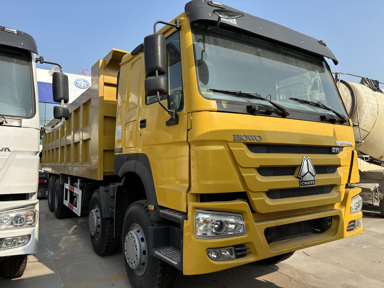 SINOTRUK HOWO - Billenőplatós teherautó: 1 kép. SINOTRUK HOWO - Billenőplatós teherautó: 1 kép.