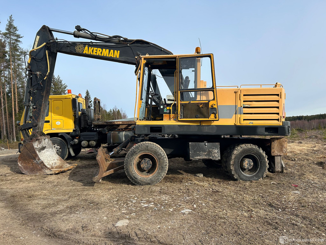 Åkerman H7 MC Pyörällustainen kaivinkone etupuskulevyllä, 1991, Kruunupyy - Gumikerekes kotró: 1 kép. Åkerman H7 MC Pyörällustainen kaivinkone etupuskulevyllä, 1991, Kruunupyy - Gumikerekes kotró: 1 kép.