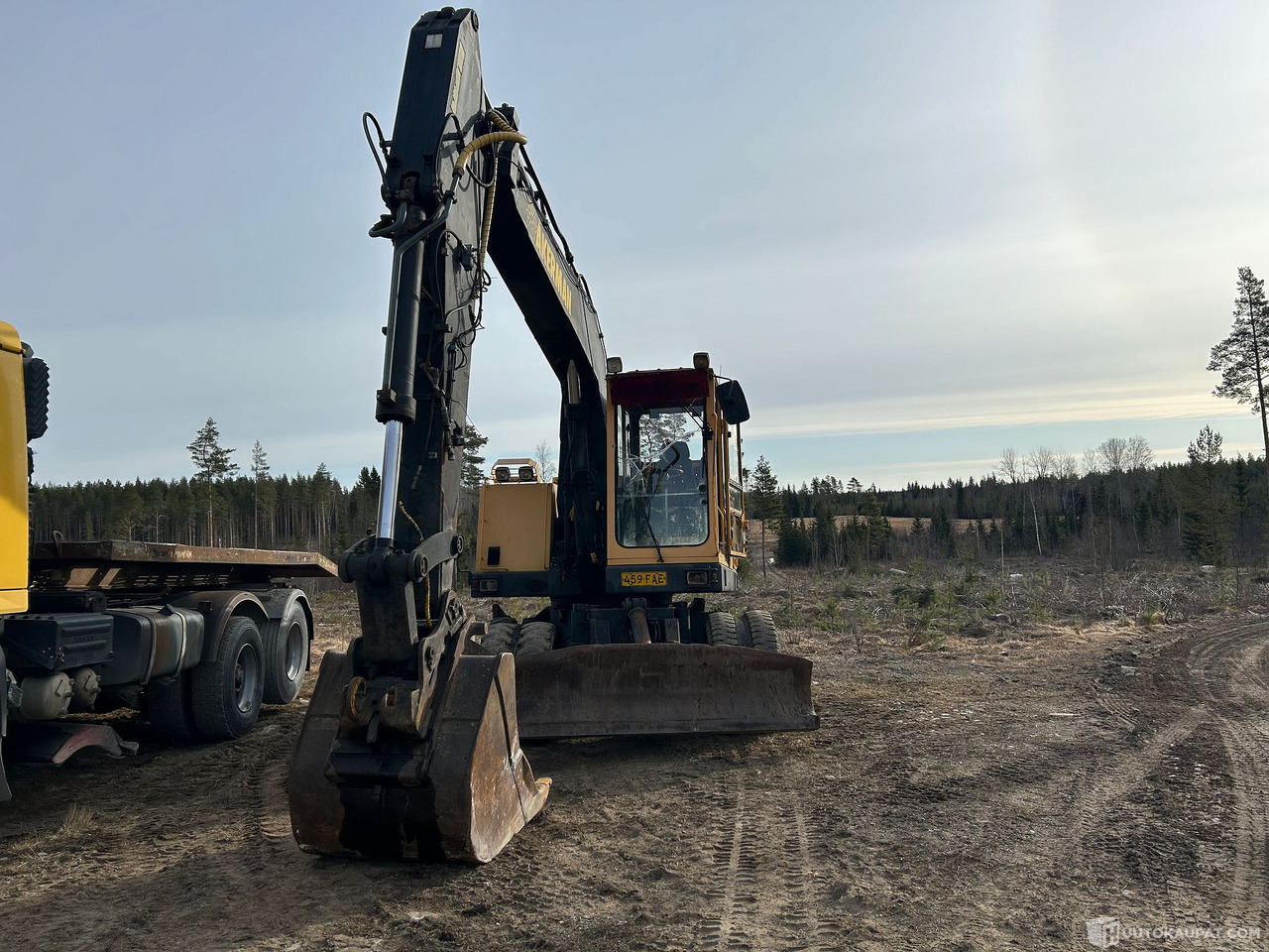 Åkerman H7 MC Pyörällustainen kaivinkone etupuskulevyllä, 1991, Kruunupyy - Gumikerekes kotró: 4 kép. Åkerman H7 MC Pyörällustainen kaivinkone etupuskulevyllä, 1991, Kruunupyy - Gumikerekes kotró: 4 kép.