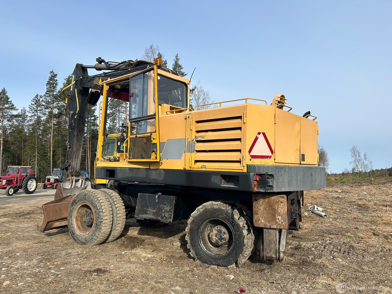 Åkerman H7 MC Pyörällustainen kaivinkone etupuskulevyllä, 1991, Kruunupyy - Gumikerekes kotró: 2 kép. Åkerman H7 MC Pyörällustainen kaivinkone etupuskulevyllä, 1991, Kruunupyy - Gumikerekes kotró: 2 kép.