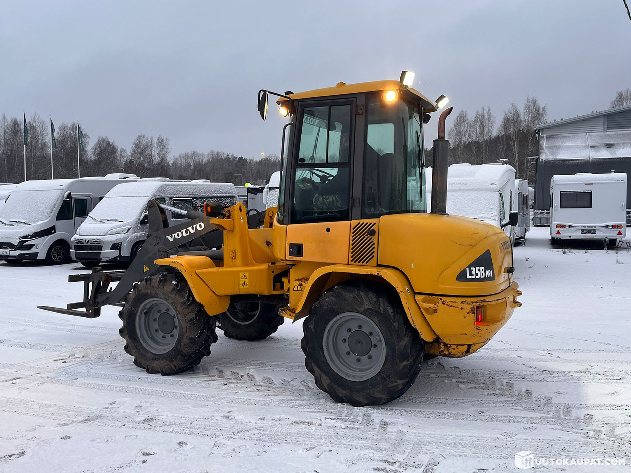 Volvo L35B Pro, pyöräkuormaaja avattavalla kauhalla ja piikeillä, 2005, Vihti - Egyéb gépek: 3 kép. Volvo L35B Pro, pyöräkuormaaja avattavalla kauhalla ja piikeillä, 2005, Vihti - Egyéb gépek: 3 kép.