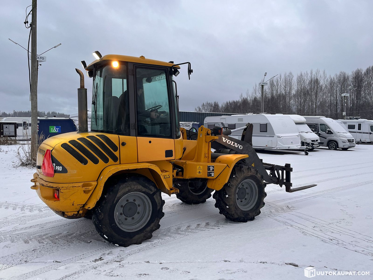 Volvo L35B Pro, pyöräkuormaaja avattavalla kauhalla ja piikeillä, 2005, Vihti - Egyéb gépek: 5 kép. Volvo L35B Pro, pyöräkuormaaja avattavalla kauhalla ja piikeillä, 2005, Vihti - Egyéb gépek: 5 kép.