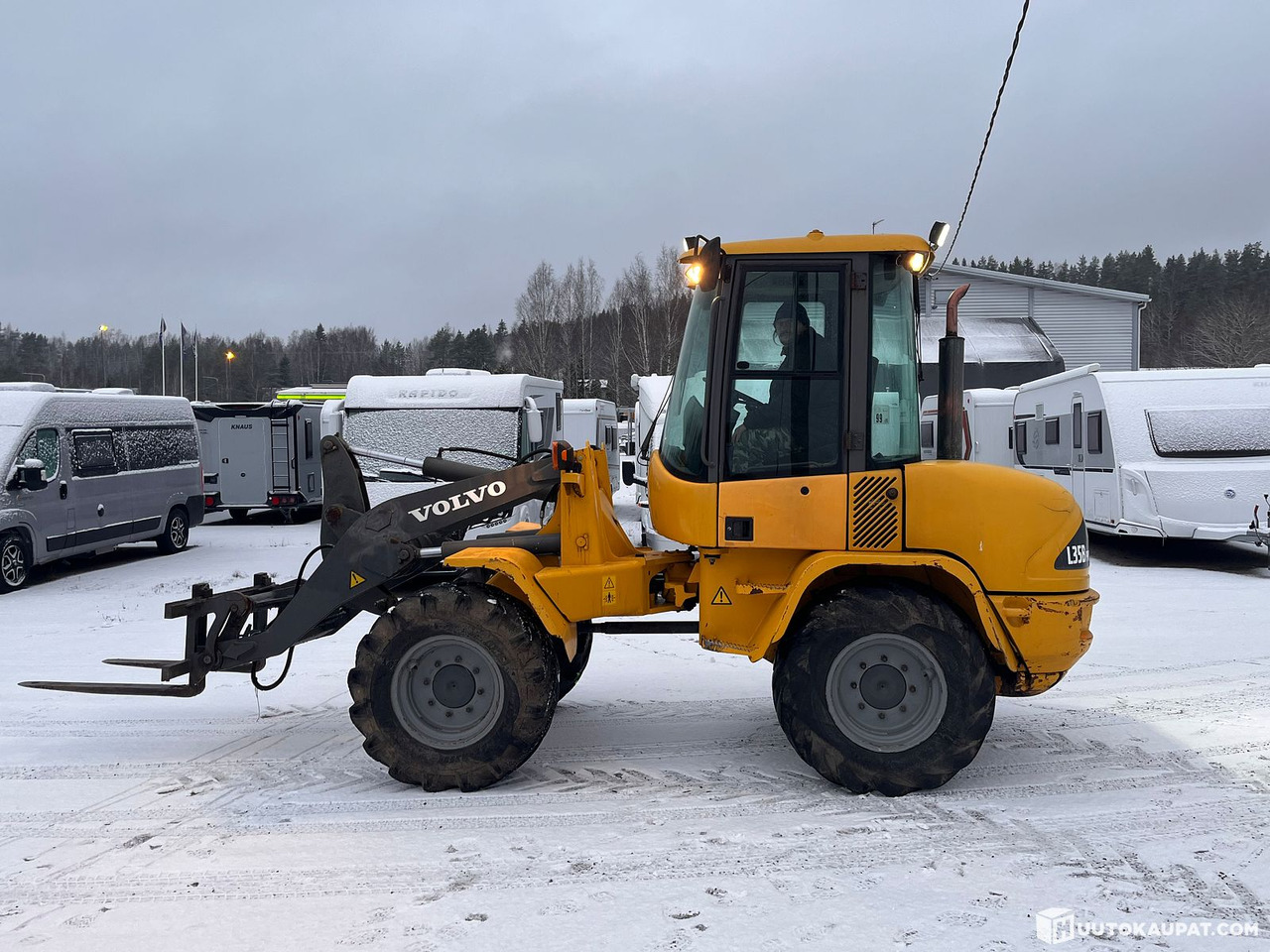 Volvo L35B Pro, pyöräkuormaaja avattavalla kauhalla ja piikeillä, 2005, Vihti - Egyéb gépek: 1 kép. Volvo L35B Pro, pyöräkuormaaja avattavalla kauhalla ja piikeillä, 2005, Vihti - Egyéb gépek: 1 kép.