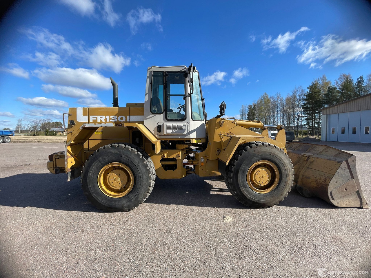 Fiat-Allis FR 130, 1991 Pyöräkuormaaja, Oripää - Gumikerekes homlokrakodó: 4 kép. Fiat-Allis FR 130, 1991 Pyöräkuormaaja, Oripää - Gumikerekes homlokrakodó: 4 kép.