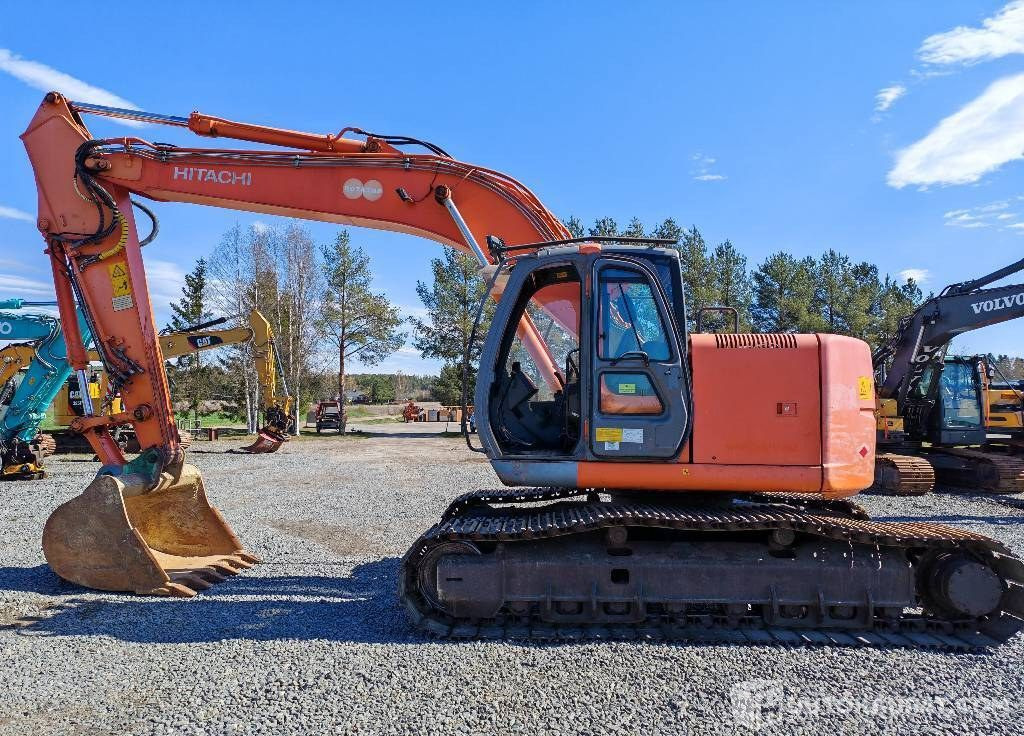 Hitachi ZX 225 US, 2003, 16 156 h Kaivinkone, Kurikka - Lánctalpas kotró: 1 kép. Hitachi ZX 225 US, 2003, 16 156 h Kaivinkone, Kurikka - Lánctalpas kotró: 1 kép.