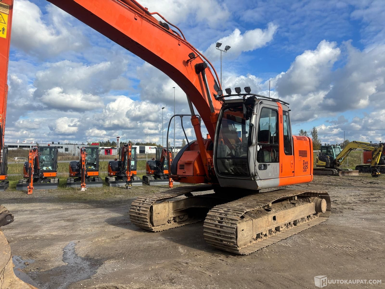 Hitachi ZX 225 USR lc kaivinkone, Lieto - Lánctalpas kotró: 4 kép. Hitachi ZX 225 USR lc kaivinkone, Lieto - Lánctalpas kotró: 4 kép.