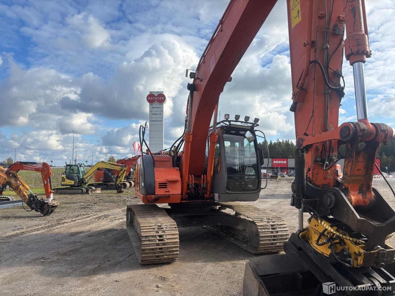 Hitachi ZX 225 USR lc kaivinkone, Lieto - Lánctalpas kotró: 5 kép. Hitachi ZX 225 USR lc kaivinkone, Lieto - Lánctalpas kotró: 5 kép.