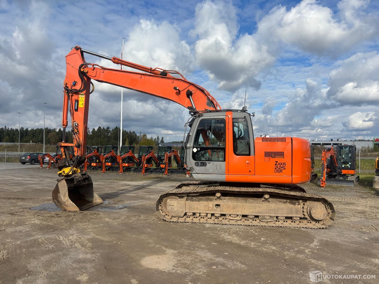 Hitachi ZX 225 USR lc kaivinkone, Lieto - Lánctalpas kotró: 1 kép. Hitachi ZX 225 USR lc kaivinkone, Lieto - Lánctalpas kotró: 1 kép.