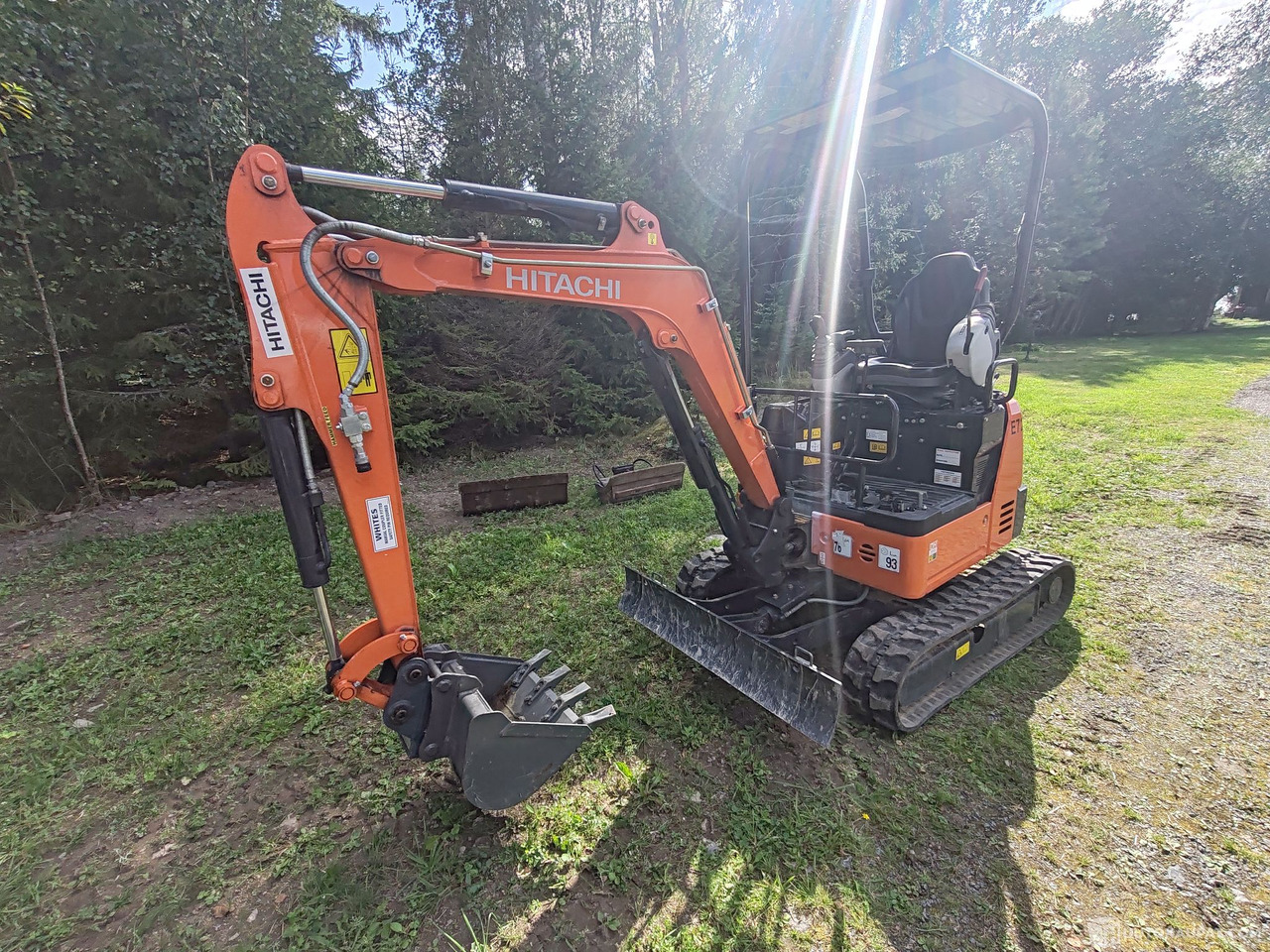 Hitachi ZX19U, reilu 90H ajettu, 2016., Eurajoki - Minikotró: 3 kép. Hitachi ZX19U, reilu 90H ajettu, 2016., Eurajoki - Minikotró: 3 kép.