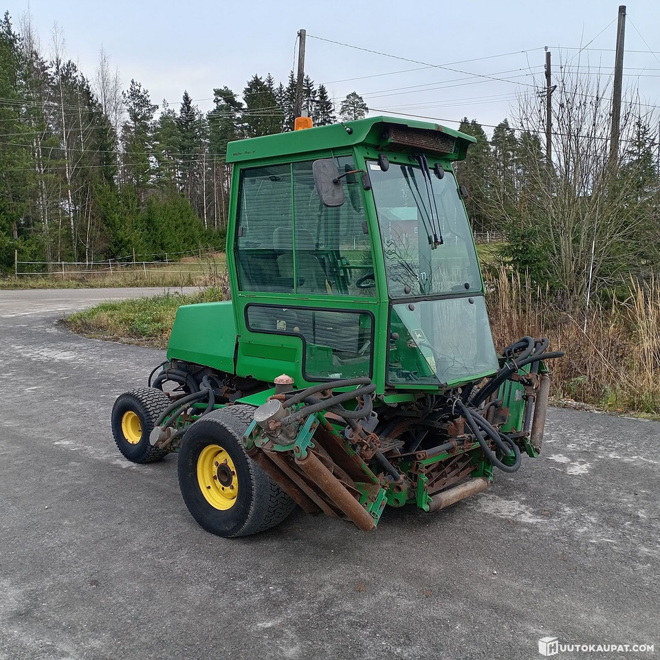 John Deere 3235 kelaleikkuri, 4 WD ja hytti, Hollola - Kerti fűkasza: 1 kép. John Deere 3235 kelaleikkuri, 4 WD ja hytti, Hollola - Kerti fűkasza: 1 kép.