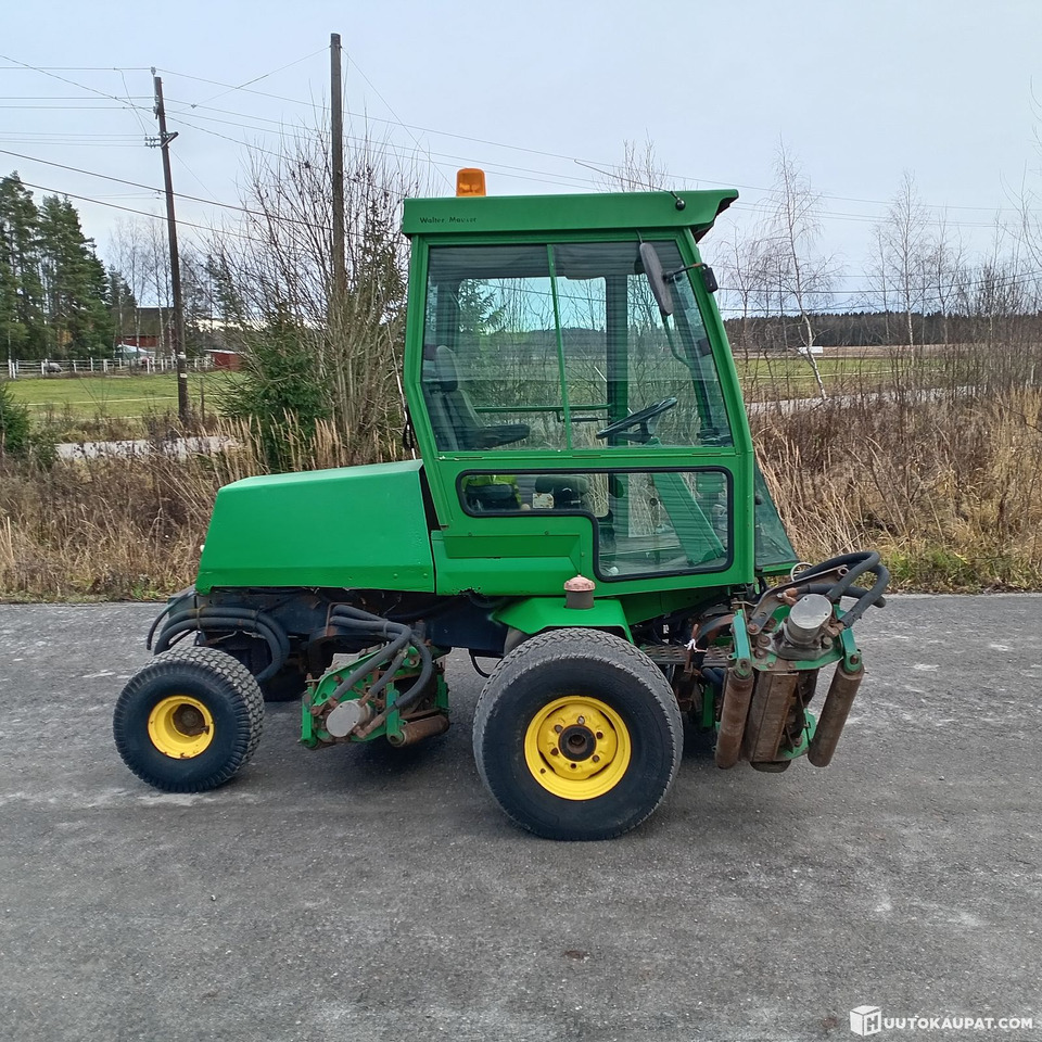 John Deere 3235 kelaleikkuri, 4 WD ja hytti, Hollola - Kerti fűkasza: 3 kép. John Deere 3235 kelaleikkuri, 4 WD ja hytti, Hollola - Kerti fűkasza: 3 kép.