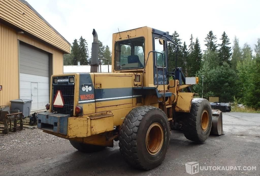 Komatsu WA 250-1, 1987, 27 501 h Pyöräkuormaaja, Forssa - Gumikerekes homlokrakodó: 5 kép. Komatsu WA 250-1, 1987, 27 501 h Pyöräkuormaaja, Forssa - Gumikerekes homlokrakodó: 5 kép.