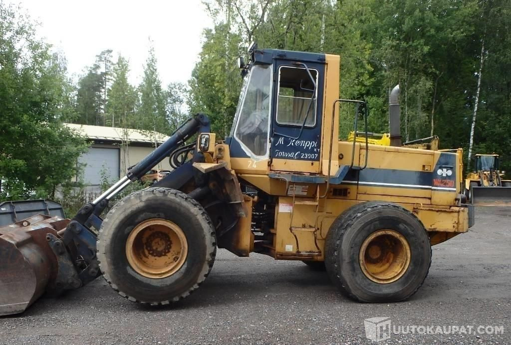 Komatsu WA 250-1, 1987, 27 501 h Pyöräkuormaaja, Forssa - Gumikerekes homlokrakodó: 2 kép. Komatsu WA 250-1, 1987, 27 501 h Pyöräkuormaaja, Forssa - Gumikerekes homlokrakodó: 2 kép.