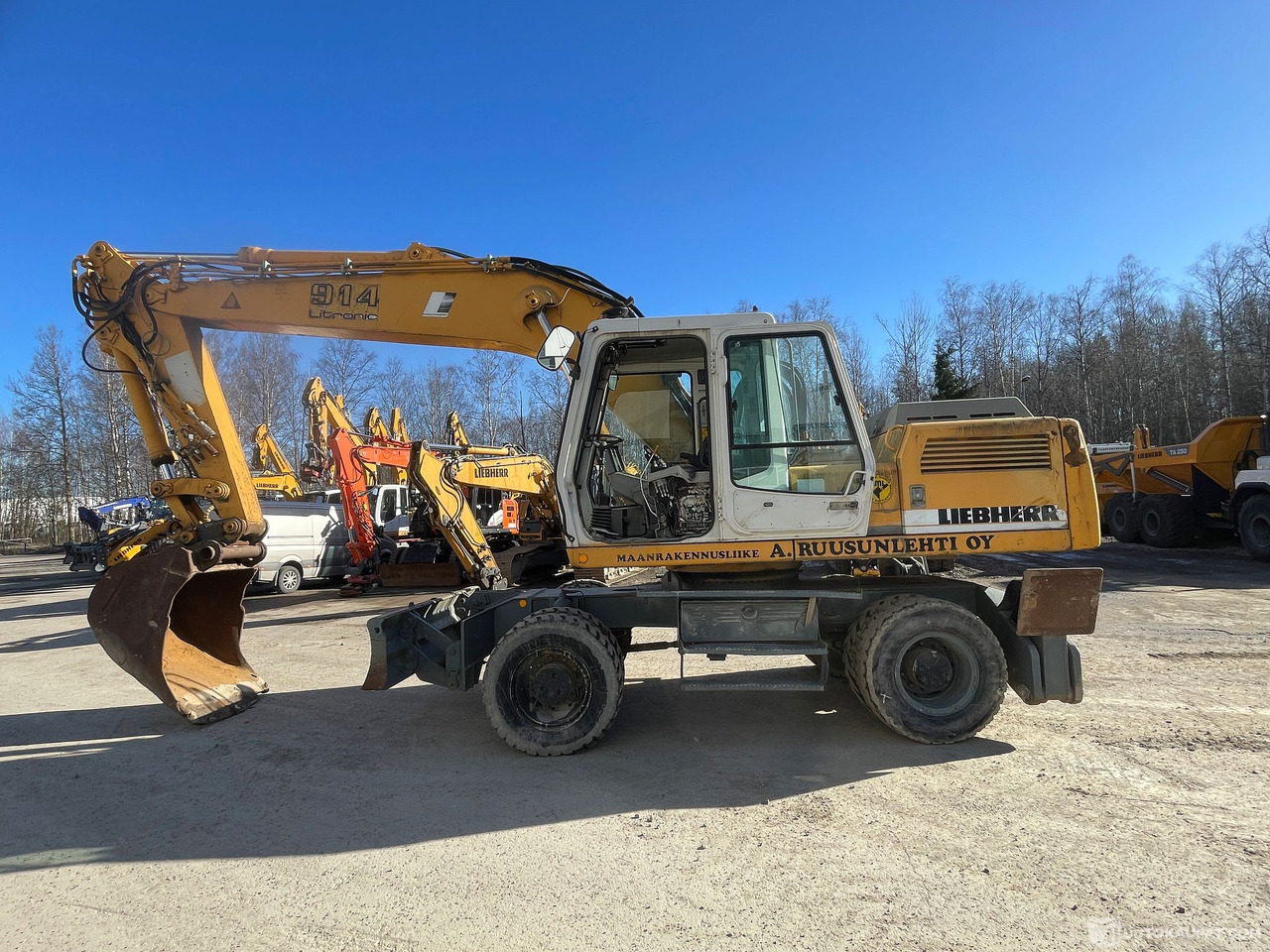 Liebherr A 914, 1998 Kaivinkone, Tuusula - Gumikerekes kotró: 1 kép. Liebherr A 914, 1998 Kaivinkone, Tuusula - Gumikerekes kotró: 1 kép.