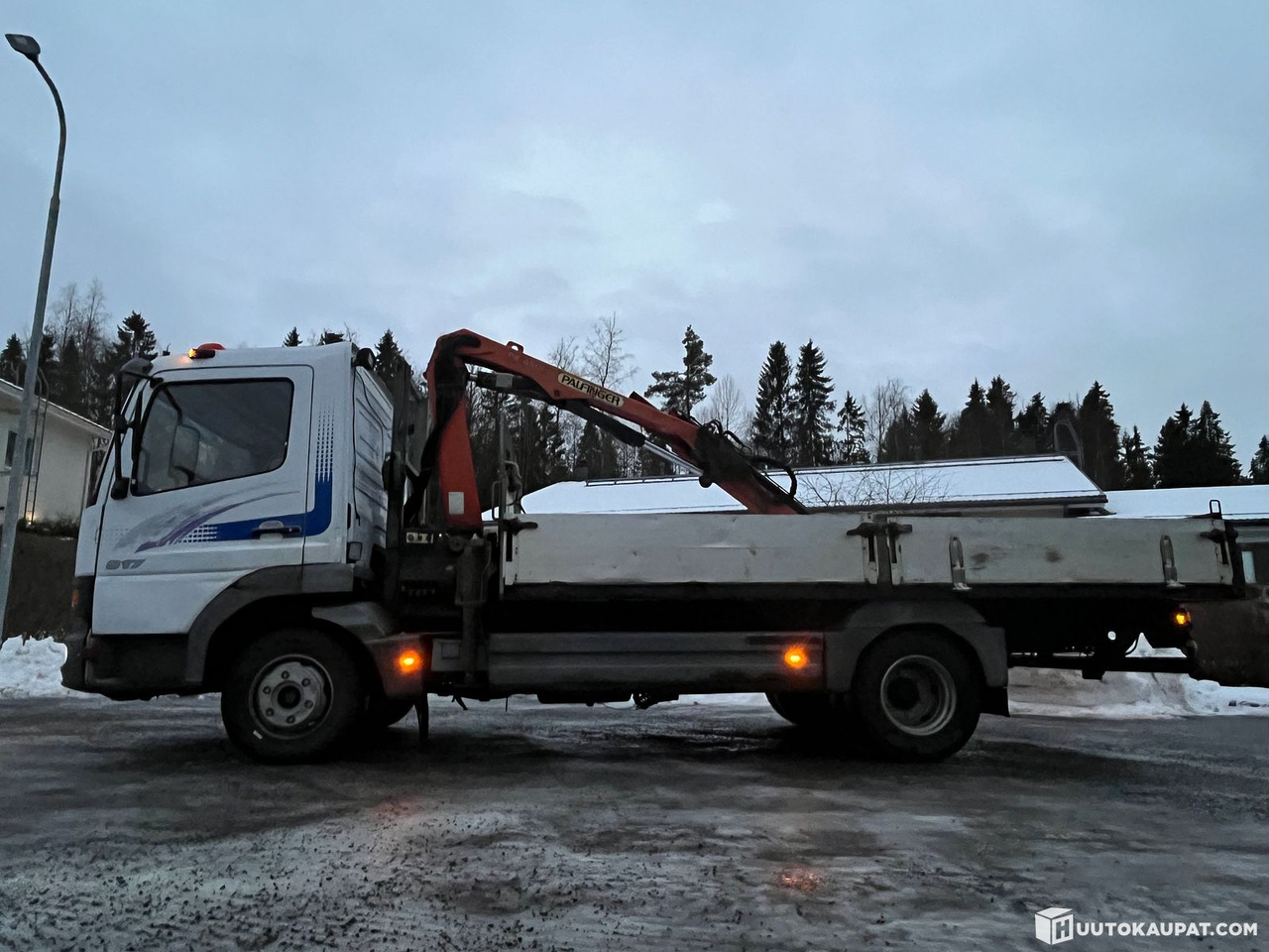 Mercedes-Benz Atego Palfingerillä, 1999, Tampere - Platós teherautó, Darus autó: 4 kép. Mercedes-Benz Atego Palfingerillä, 1999, Tampere - Platós teherautó, Darus autó: 4 kép.