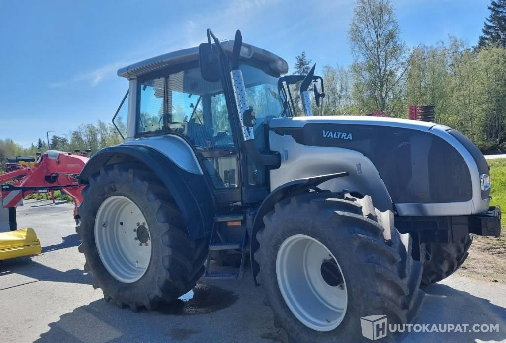 Valtra M 120 E, VAIN 2932 h, Okraspecial, 2004, Kokkola - Mezőgazdasági gépek: 2 kép. Valtra M 120 E, VAIN 2932 h, Okraspecial, 2004, Kokkola - Mezőgazdasági gépek: 2 kép.