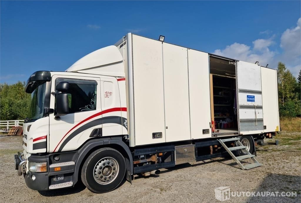 Scania P 230 Huoltokuorma-auto ruokailutilalla, 2008, Siilinjärvi - Dobozos felépítményű teherautó: 1 kép. Scania P 230 Huoltokuorma-auto ruokailutilalla, 2008, Siilinjärvi - Dobozos felépítményű teherautó: 1 kép.