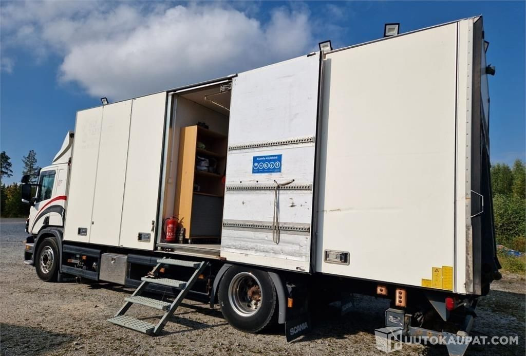 Scania P 230 Huoltokuorma-auto ruokailutilalla, 2008, Siilinjärvi - Dobozos felépítményű teherautó: 2 kép. Scania P 230 Huoltokuorma-auto ruokailutilalla, 2008, Siilinjärvi - Dobozos felépítményű teherautó: 2 kép.