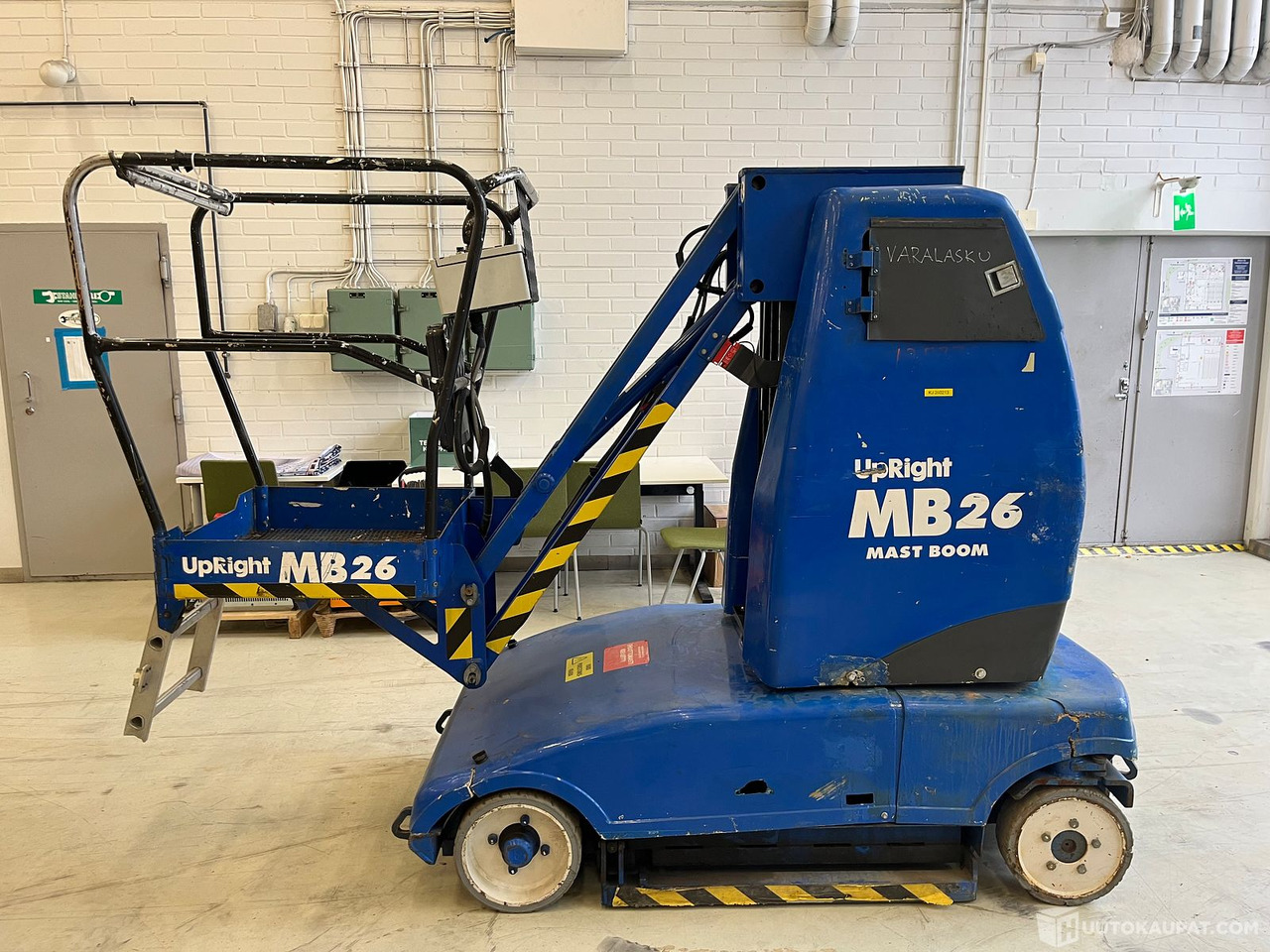 UpRight MB 26, 2002 Kuukulkija, Vantaa - Oszlopos személyemelő: 1 kép. UpRight MB 26, 2002 Kuukulkija, Vantaa - Oszlopos személyemelő: 1 kép.