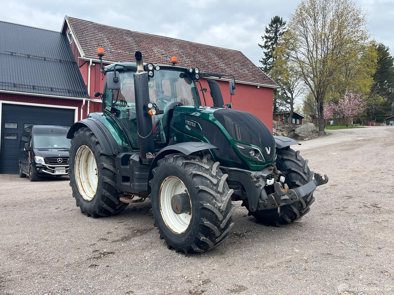 Valtra T234 Versu, traktori etunostolaitteella ja taakseajolaitteilla, 2015, Vantaa - Traktor: 3 kép. Valtra T234 Versu, traktori etunostolaitteella ja taakseajolaitteilla, 2015, Vantaa - Traktor: 3 kép.