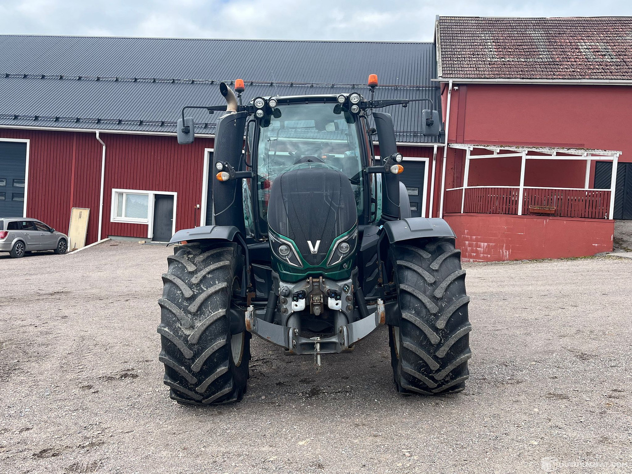 Valtra T234 Versu, traktori etunostolaitteella ja taakseajolaitteilla, 2015, Vantaa - Traktor: 2 kép. Valtra T234 Versu, traktori etunostolaitteella ja taakseajolaitteilla, 2015, Vantaa - Traktor: 2 kép.
