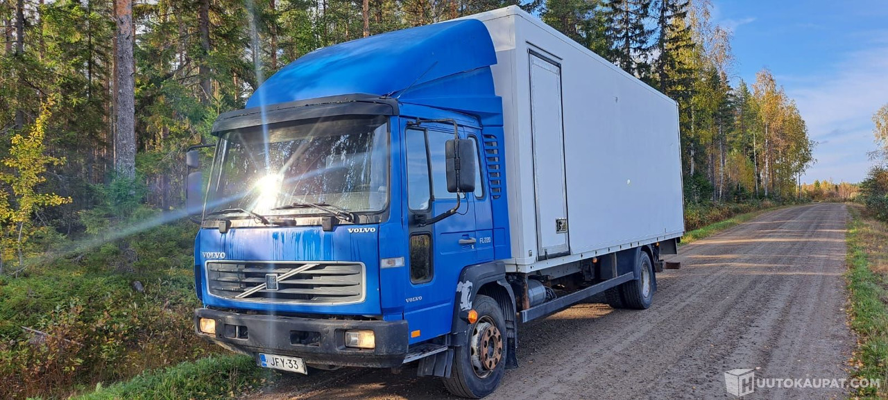Volvo FL 220, 2000 Umpikorinen kuorma-auto, Kruunupyy - Dobozos felépítményű teherautó: 1 kép. Volvo FL 220, 2000 Umpikorinen kuorma-auto, Kruunupyy - Dobozos felépítményű teherautó: 1 kép.