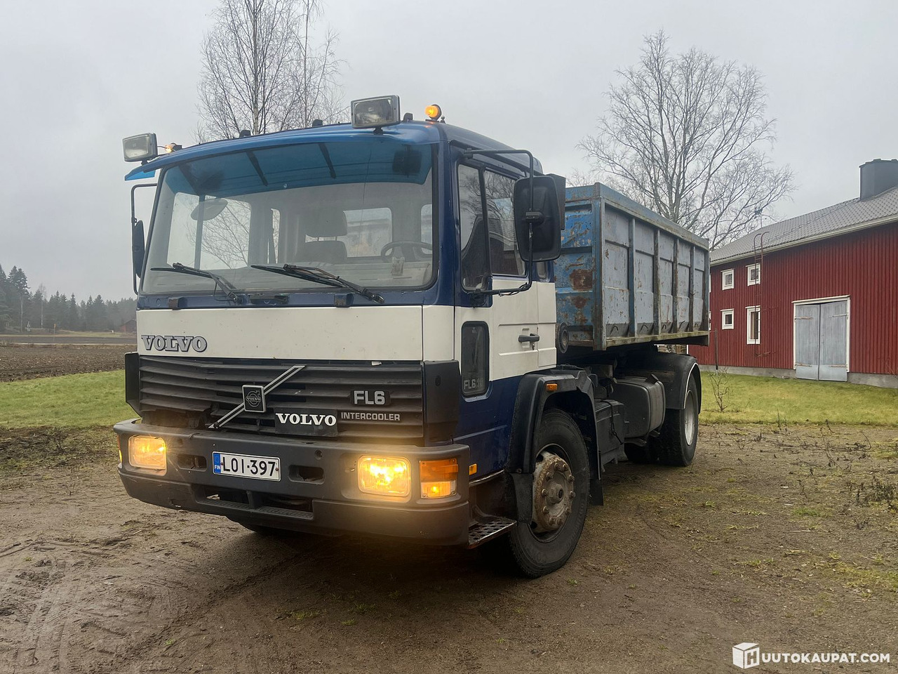 Volvo FL618 swap-body truck with two platforms, 1992, Hämeenlinna - Cserefelépítményes teherautó: 1 kép. Volvo FL618 swap-body truck with two platforms, 1992, Hämeenlinna - Cserefelépítményes teherautó: 1 kép.