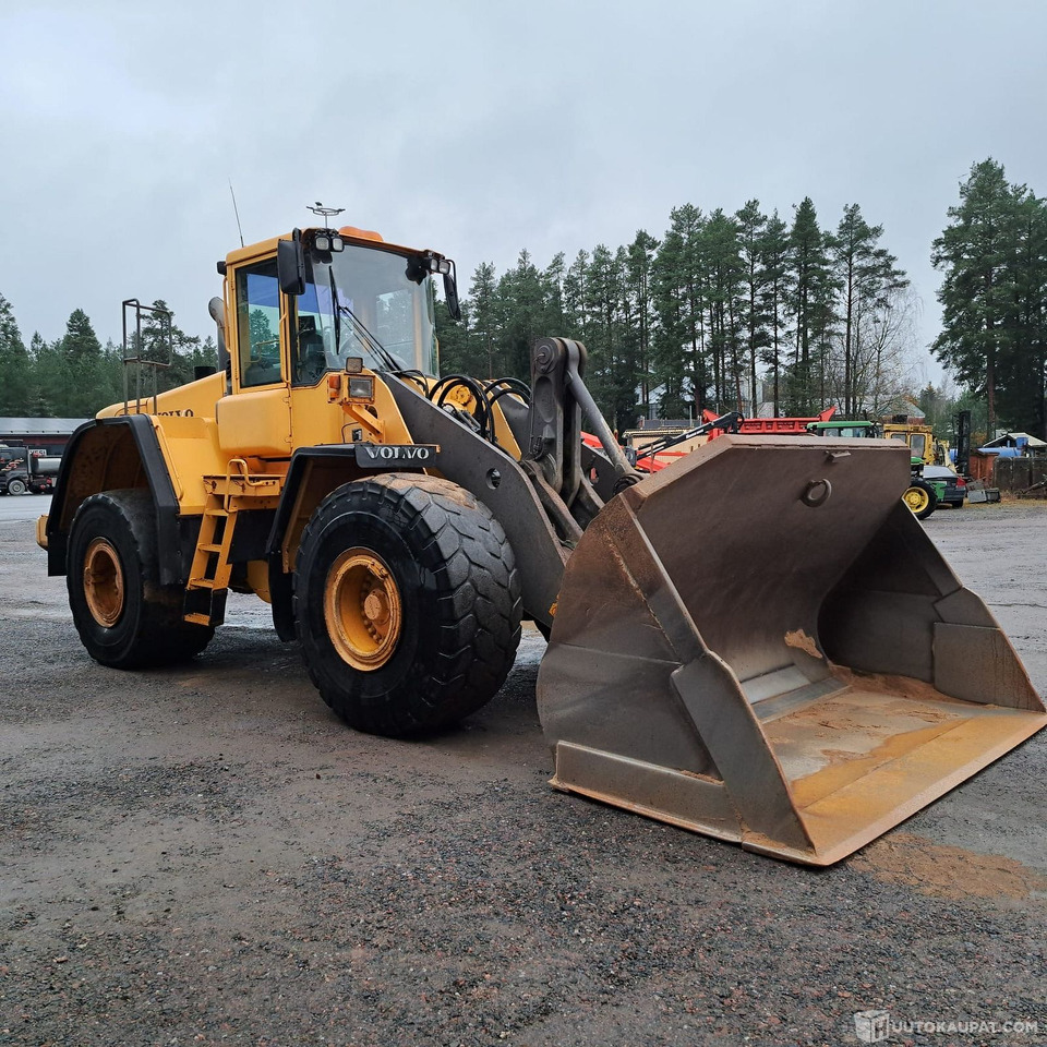 Volvo L 150 E, 2006 Pyöräkuormaaja, Oripää - Gumikerekes homlokrakodó: 2 kép. Volvo L 150 E, 2006 Pyöräkuormaaja, Oripää - Gumikerekes homlokrakodó: 2 kép.
