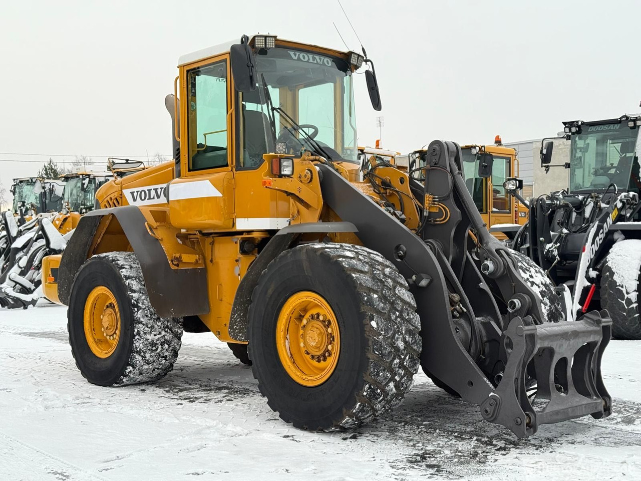 Volvo L90E pyöräkuormaaja, 2006, Tornio - Gumikerekes homlokrakodó: 1 kép. Volvo L90E pyöräkuormaaja, 2006, Tornio - Gumikerekes homlokrakodó: 1 kép.