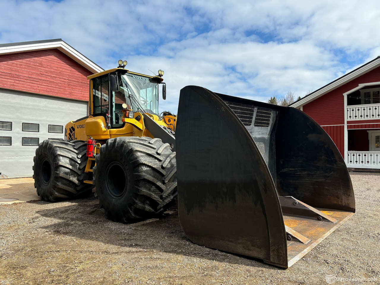 Volvo L90F, 2007 "MONSTER", Kalajoki - Gumikerekes homlokrakodó: 2 kép. Volvo L90F, 2007 "MONSTER", Kalajoki - Gumikerekes homlokrakodó: 2 kép.