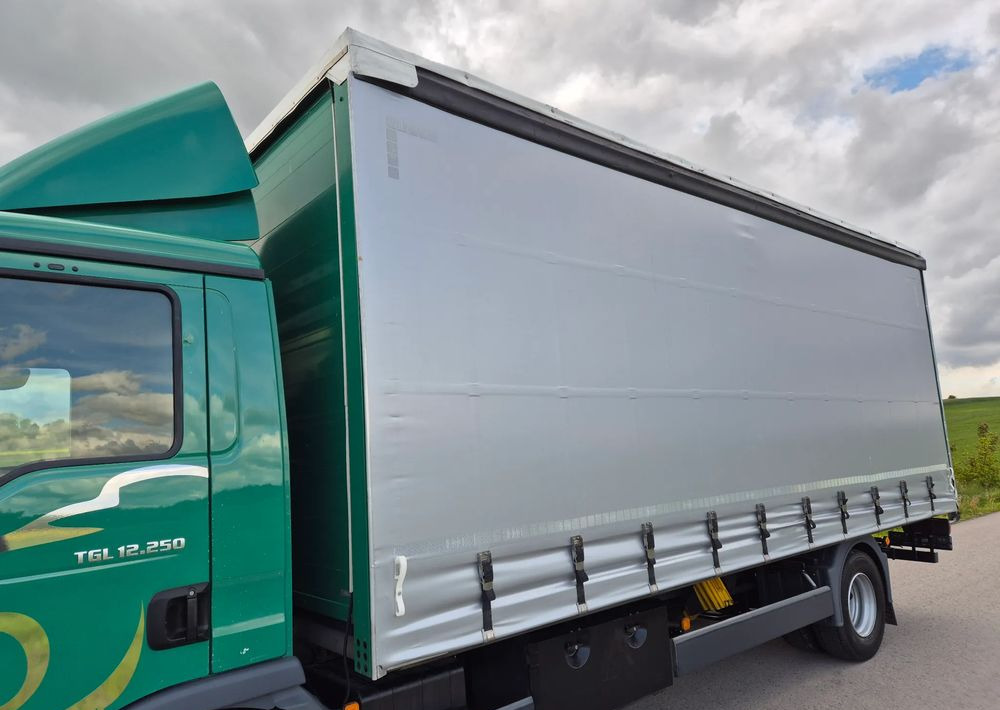 MAN TGL 12.250 6.2m AUTOMAT KLIMA z Niemiec ESP nowe opony EURO 6 / 4.75 rozstaw / zawiesie na wózek widłowy / TOP STAN / okazja nauka jazdy MOŻLIWOŚĆ DOSTOSOWANIA 12t - Ponyvás teherautó: 4 kép. MAN TGL 12.250 6.2m AUTOMAT KLIMA z Niemiec ESP nowe opony EURO 6 / 4.75 rozstaw / zawiesie na wózek widłowy / TOP STAN / okazja nauka jazdy MOŻLIWOŚĆ DOSTOSOWANIA 12t - Ponyvás teherautó: 4 kép.