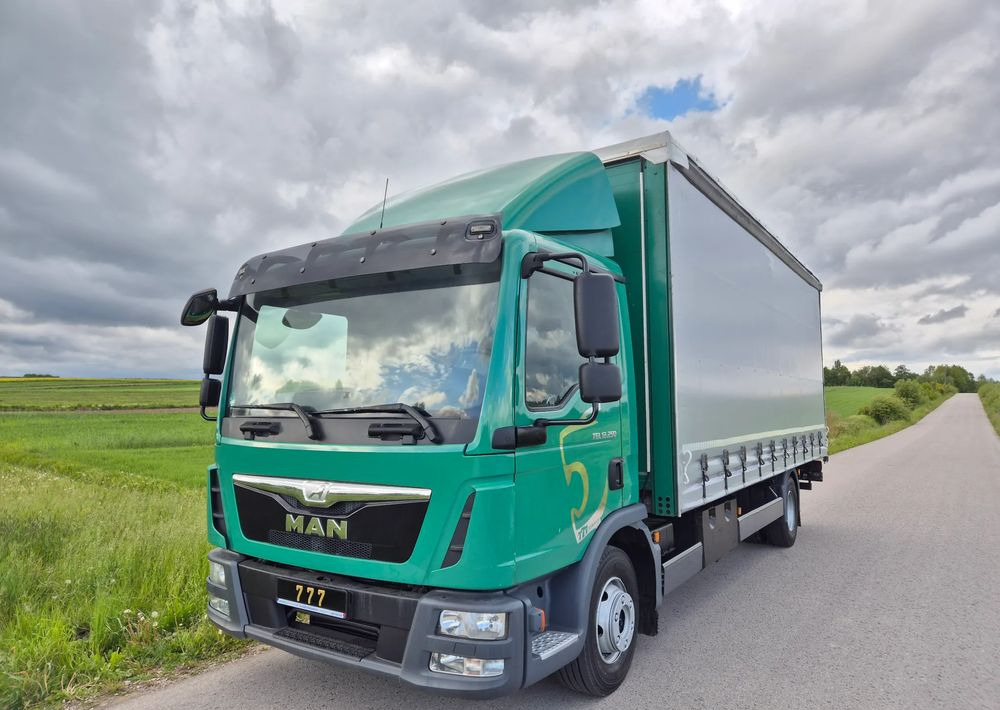 MAN TGL 12.250 6.2m AUTOMAT KLIMA z Niemiec ESP nowe opony EURO 6 / 4.75 rozstaw / zawiesie na wózek widłowy / TOP STAN / okazja nauka jazdy MOŻLIWOŚĆ DOSTOSOWANIA 12t - Ponyvás teherautó: 3 kép. MAN TGL 12.250 6.2m AUTOMAT KLIMA z Niemiec ESP nowe opony EURO 6 / 4.75 rozstaw / zawiesie na wózek widłowy / TOP STAN / okazja nauka jazdy MOŻLIWOŚĆ DOSTOSOWANIA 12t - Ponyvás teherautó: 3 kép.