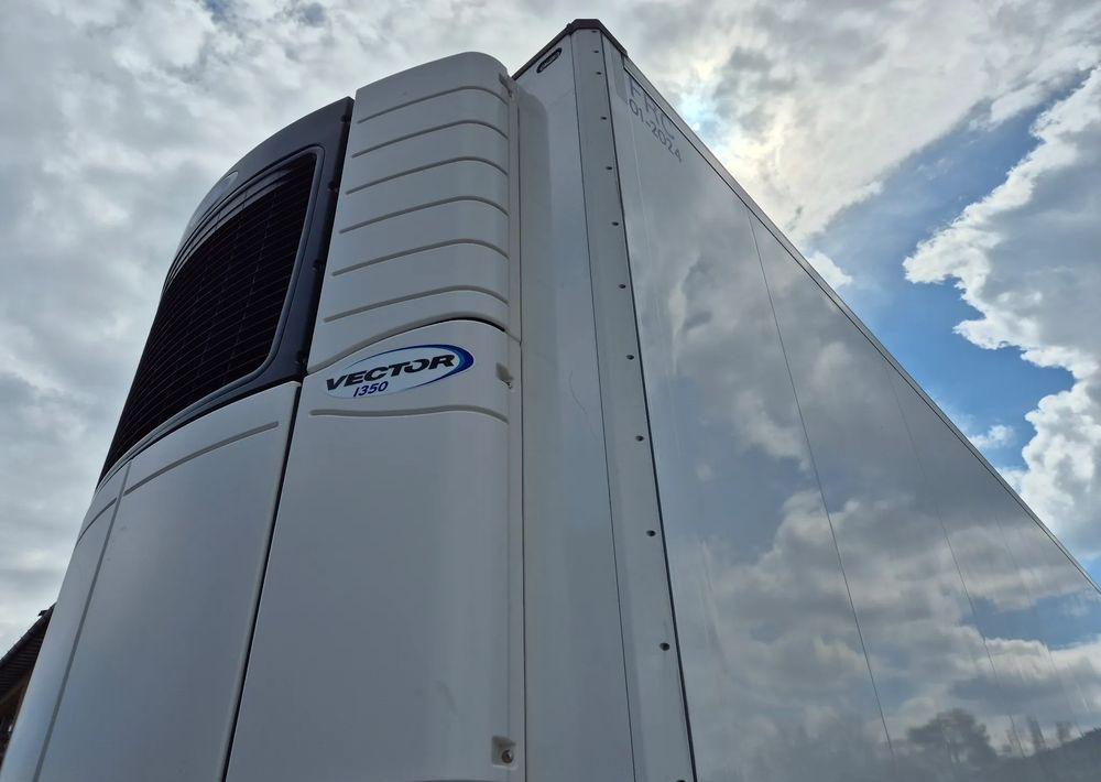 Schmitz Cargobull VECTOR 1350 DOPPEL STOCK / ŚCIANA GRODZIOWA / BELKI / PODNOSZONA OŚ / z Niemiec / TOP STAN 2018 / CARRIER CHLODNIA CHLODNIA LODÓWKA - Félpótkocsi hűtős: 2 kép. Schmitz Cargobull VECTOR 1350 DOPPEL STOCK / ŚCIANA GRODZIOWA / BELKI / PODNOSZONA OŚ / z Niemiec / TOP STAN 2018 / CARRIER CHLODNIA CHLODNIA LODÓWKA - Félpótkocsi hűtős: 2 kép.