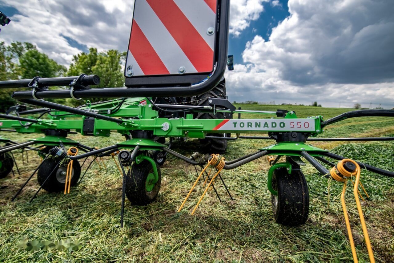 Talex Przetrząsacz 4 wirnikowy ciągany z WOM, Tornado - Szénaforgató: 2 kép. Talex Przetrząsacz 4 wirnikowy ciągany z WOM, Tornado - Szénaforgató: 2 kép.