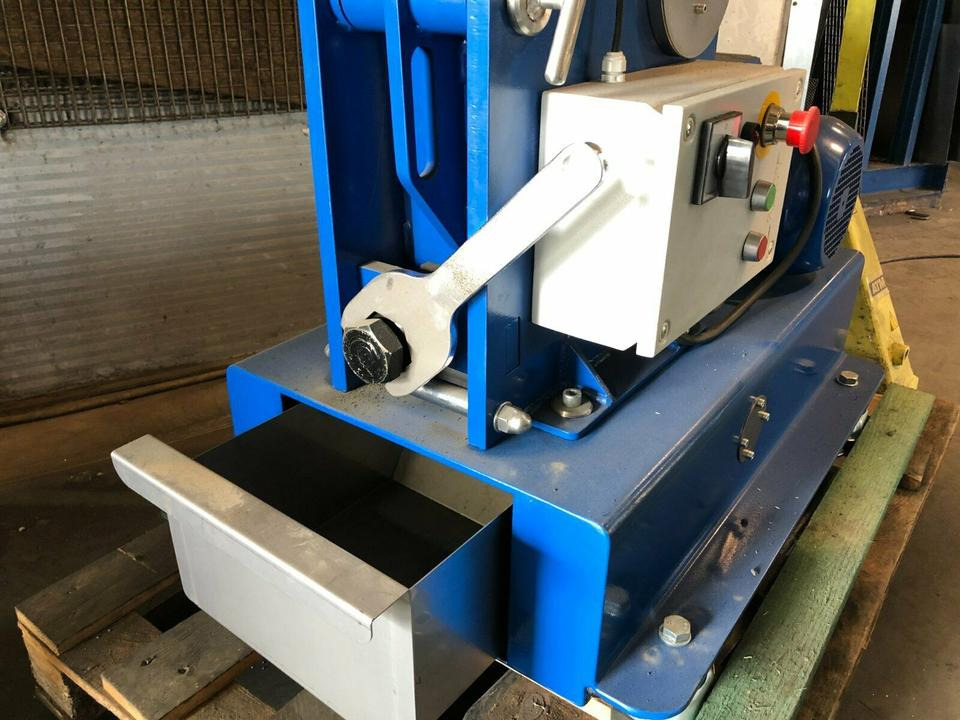 Backenbrecher JC 300 - Pofás törő: 4 kép. Backenbrecher JC 300 - Pofás törő: 4 kép.
