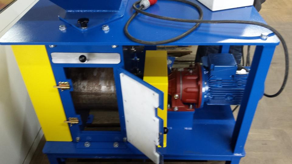 Labor WALZENBRECHER RC 300 - Törőgép: 1 kép. Labor WALZENBRECHER RC 300 - Törőgép: 1 kép.