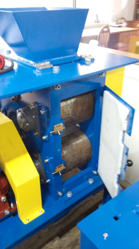 Walzenbrecher RC 300 - Törőgép: 3 kép. Walzenbrecher RC 300 - Törőgép: 3 kép.