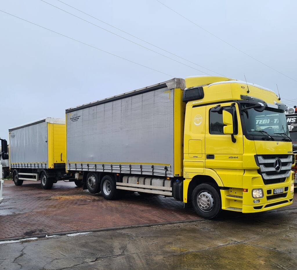 Schmitz Cargobull WIELTON - Ponyvás pótkocsi: 1 kép. Schmitz Cargobull WIELTON - Ponyvás pótkocsi: 1 kép.