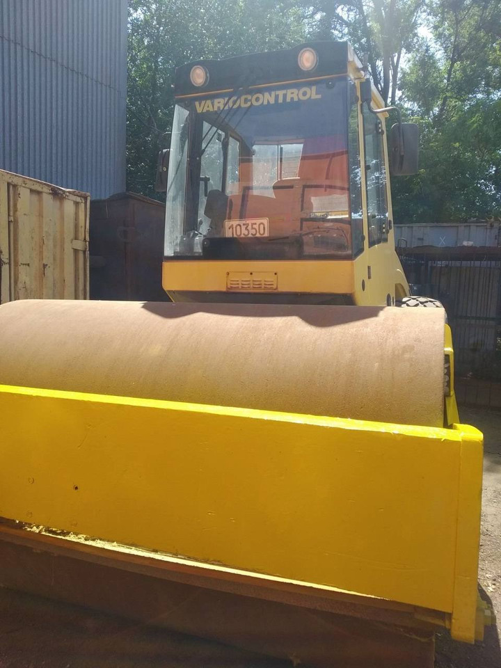 BOMAG BW 213 DH-4 - Talajtömörítő: 2 kép. BOMAG BW 213 DH-4 - Talajtömörítő: 2 kép.