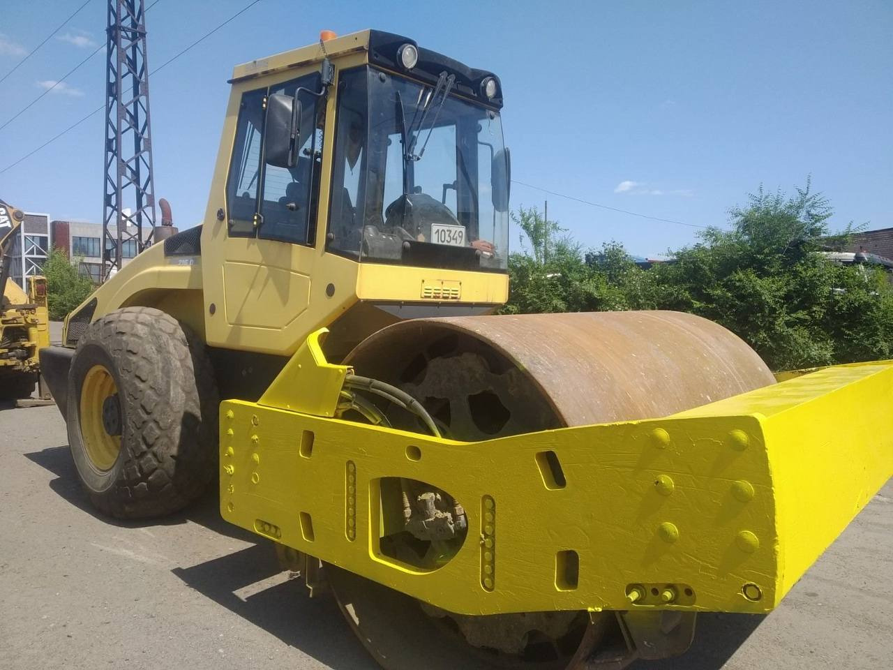 BOMAG BW 216 DH-4 - Talajtömörítő: 1 kép. BOMAG BW 216 DH-4 - Talajtömörítő: 1 kép.