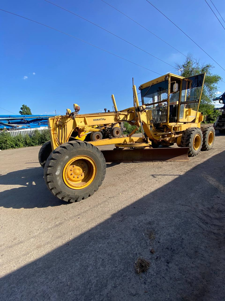 KOMATSU GD661А-1 - Gréder: 1 kép. KOMATSU GD661А-1 - Gréder: 1 kép.
