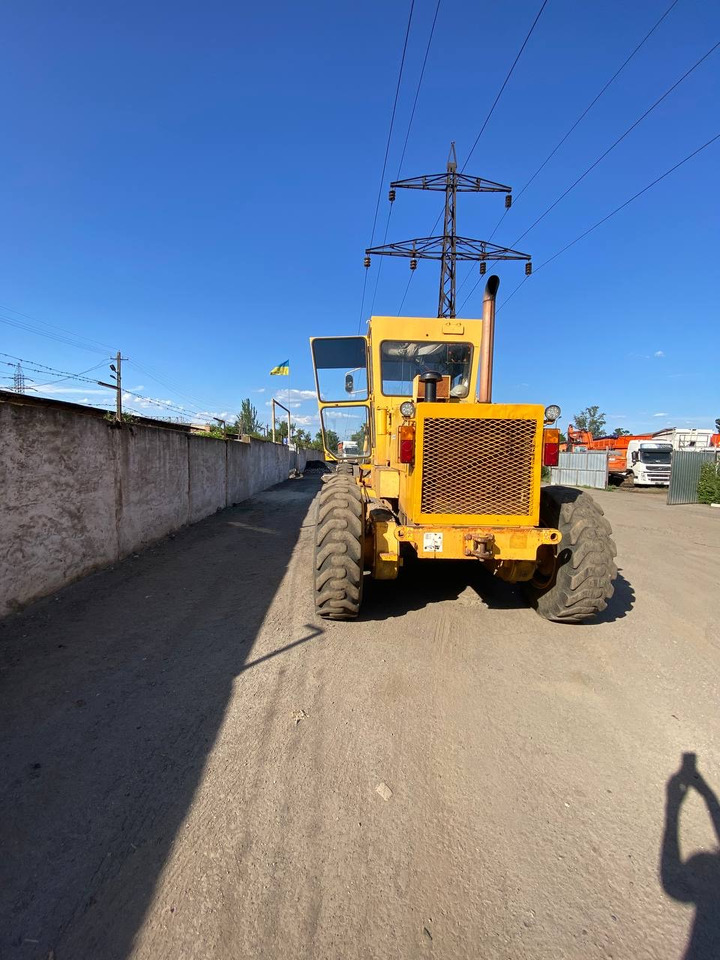KOMATSU GD661А-1 - Gréder: 3 kép. KOMATSU GD661А-1 - Gréder: 3 kép.