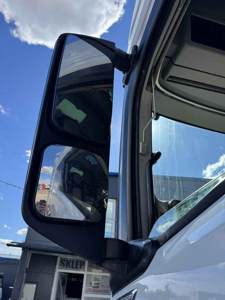 Ford F-Max - Visszapillantó tükör: 2 kép. Ford F-Max - Visszapillantó tükör: 2 kép.