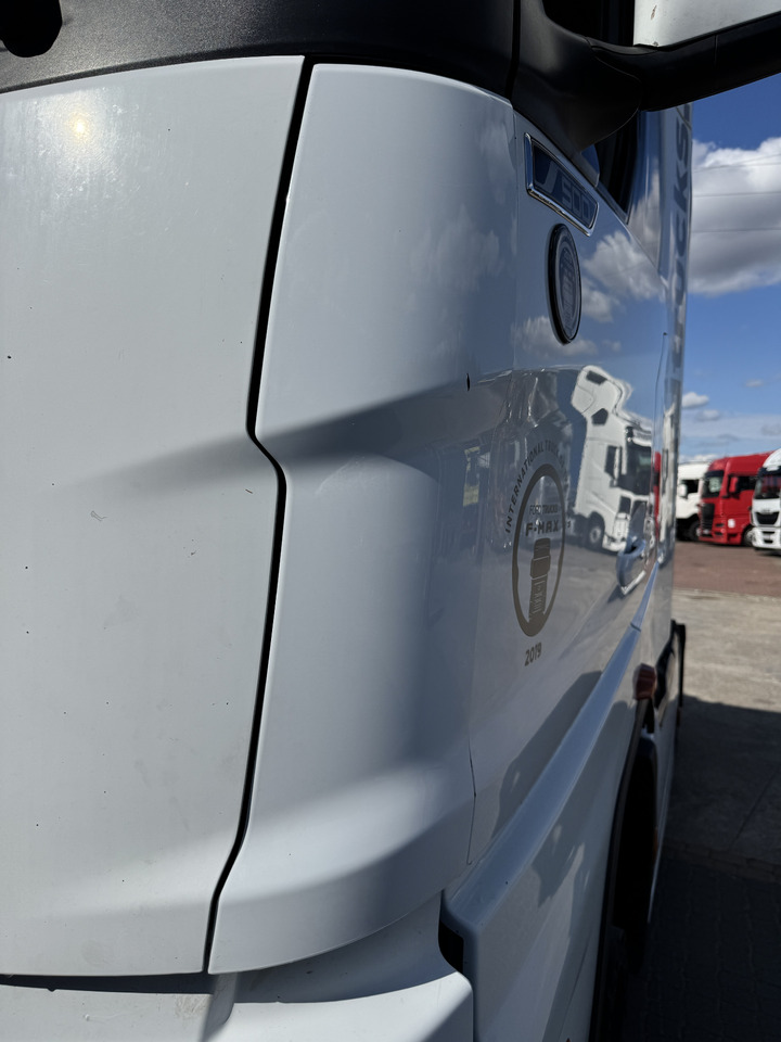 Ford F-Max - Lökhárító sarok: 2 kép. Ford F-Max - Lökhárító sarok: 2 kép.