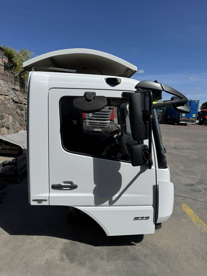 Mercedes Atego III - Fülke: 3 kép. Mercedes Atego III - Fülke: 3 kép.